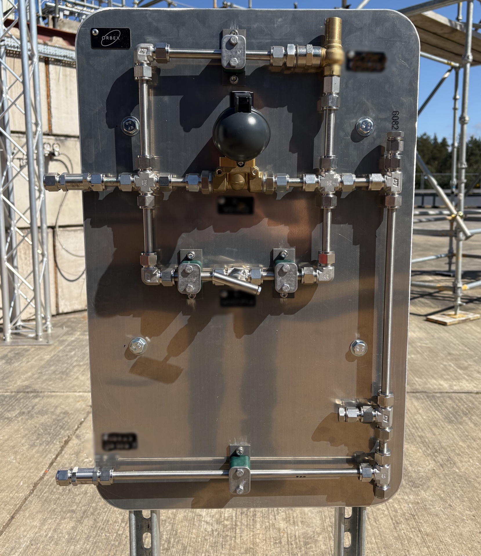 Custom-built gas distribution panel